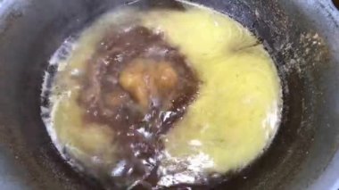 Tavada çok sıcak yağda yemek pişirme videoları yiyeceği iştah açıcı hale getirebilir, yağ çok sıcaktır, eski sebze yağını tekrar tekrar yiyecek kızartmak için kullanmak sağlığa zararlıdır..