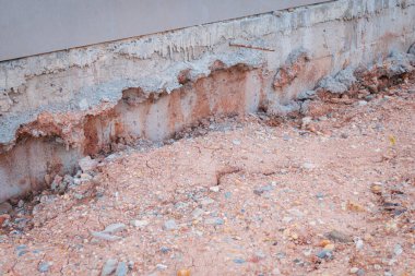 Zemin sıkıştırması binanın çökmesine neden olacak kadar sıkı değil. Kalitesiz bina yapımı. Binanın duvarına toprak çöktü..