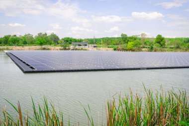 Güneş panelleri havuzun etrafına parlak mavi gökyüzüne karşı kurulur. Mavi güneş panelleri enerji tasarrufu için güneş ışığına direnir. Doğal güç üretimi için güneş panelleri.