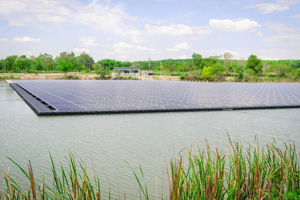 Güneş panelleri havuzun etrafına parlak mavi gökyüzüne karşı kurulur. Mavi güneş panelleri enerji tasarrufu için güneş ışığına direnir. Doğal güç üretimi için güneş panelleri.