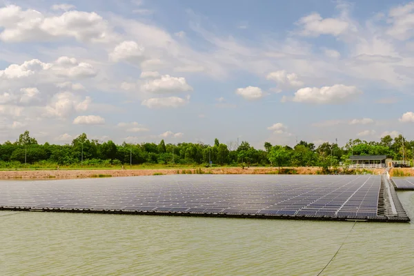 Güneş panelleri havuzun etrafına parlak mavi gökyüzüne karşı kurulur. Mavi güneş panelleri enerji tasarrufu için güneş ışığına direnir. Doğal güç üretimi için güneş panelleri.