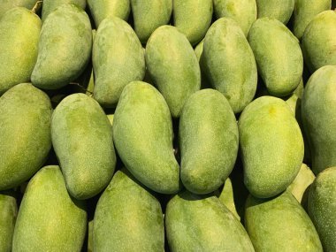Süpermarketteki taze mangoların en üst görüntüsü. Tayland 'ın yeşil mango geçmişi. Arkaplan için bir sürü yeşil mango.