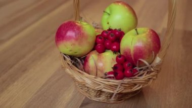 Kırmızı ve yeşil elmalı bir sepet..