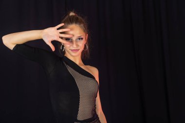 Siyah profesyonel kıyafetli dansçı.