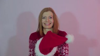 Mutlu kadın kırmızı Noel Baba şapkası takıyor.. 