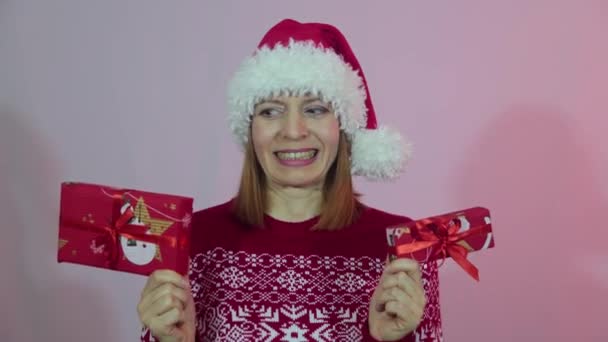 Mulher Feliz Vermelho Santa Chapéu Segurando Caixas Com Presentes — Vídeo de Stock
