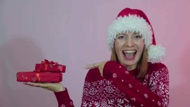 Mulher Feliz Vermelho Santa Chapéu Segurando Caixas Com Presentes — Vídeo de Stock