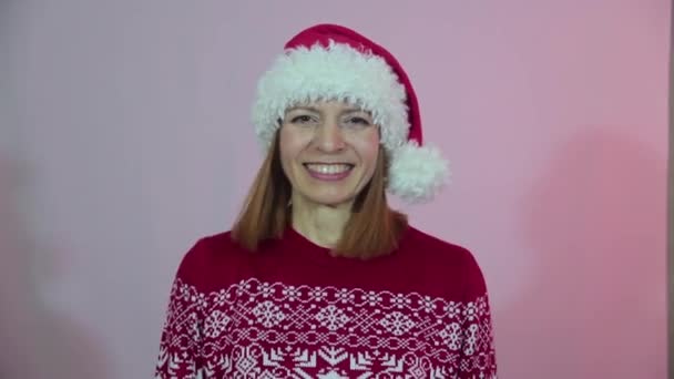 Mulher Atraente Chapéu Santa Comemorando Natal Dançando Sorrindo Divertindo Movimento — Vídeo de Stock