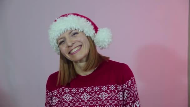 Mulher Atraente Chapéu Santa Comemorando Natal Dançando Sorrindo Divertindo Movimento — Vídeo de Stock