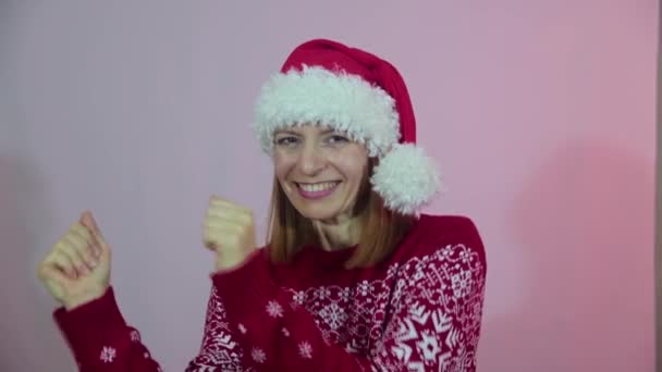 Attraktiv Kvinna Santa Hatt Firar Jul Dans Leende Och Kul — Stockvideo