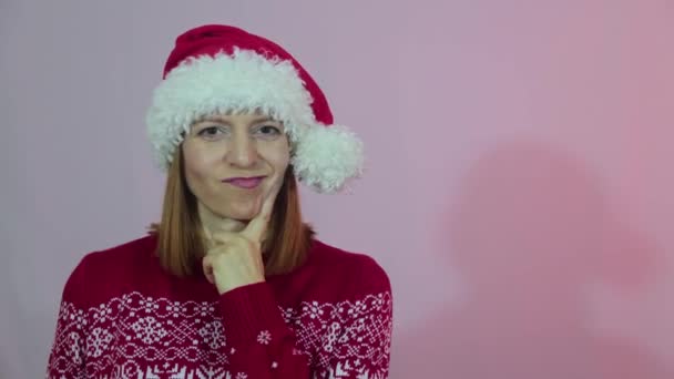 Traumhaft Glückliches Weibchen Mit Rotem Weihnachtsmann Hut Schaut Sich Und — Stockvideo