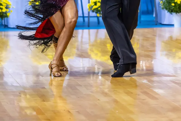 Γυναίκα Και Άντρας Χορεύουν Λατινικά Διεθνής Ανταγωνισμός — Φωτογραφία Αρχείου