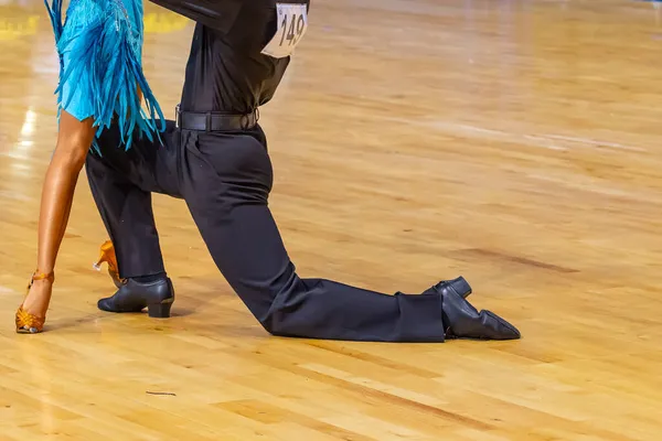 女性と男性がラテン語のプログラムを踊る 国際競争 — ストック写真