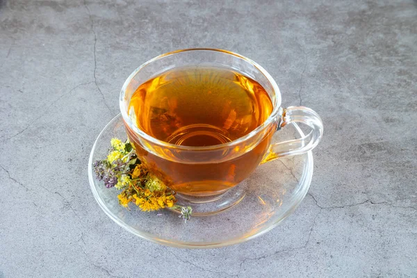 Чашка Трав Яного Чаю Натуральними Сушеними Травами Сірому Фоні — стокове фото