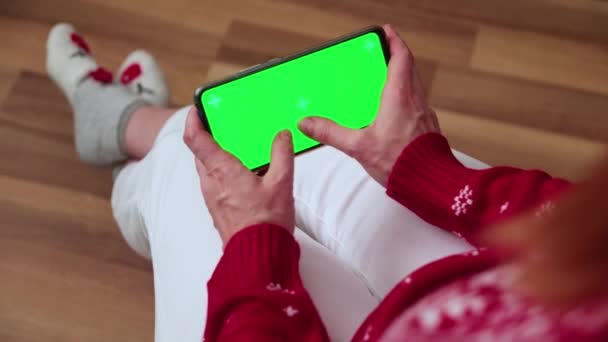 Πράσινη οθόνη pnone στα χέρια. Χριστούγεννα — Αρχείο Βίντεο