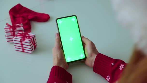 Green screen pnone in hands. Christmas time — Stock Video