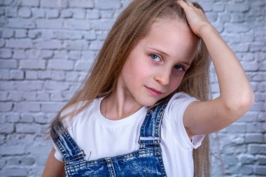 Sarışın kıvırcık saçlı kız..