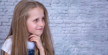 Sarışın kıvırcık saçlı kız..