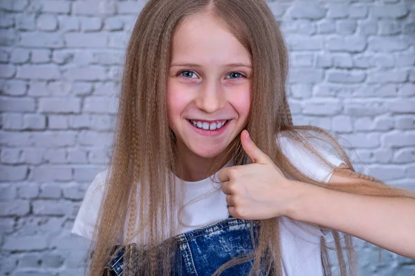 ブロンドクリンプ髪の女の子 — ストック写真