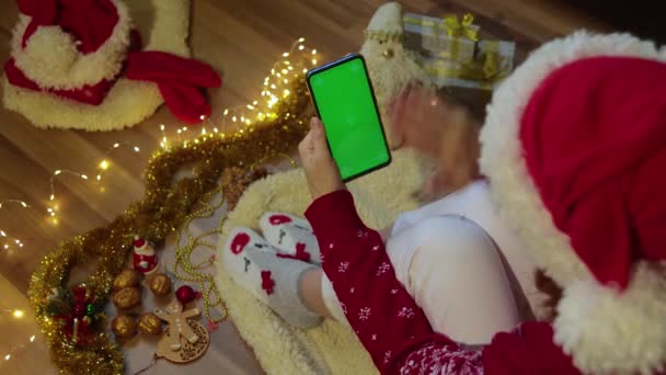 Pnone pantalla verde en las manos. Concepto de Navidad — Vídeos de Stock
