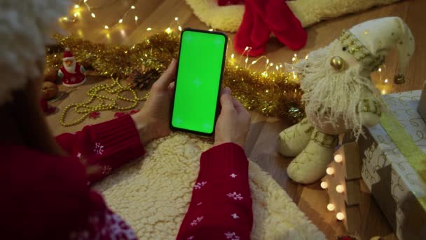 Pnone pantalla verde en las manos. Concepto de Navidad — Vídeos de Stock