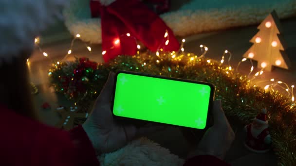 Pnone pantalla verde en las manos. Concepto de Navidad — Vídeos de Stock