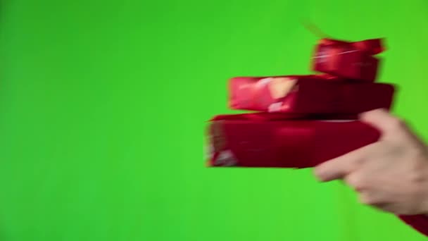 Mani femminili e scatole regalo sullo sfondo verde. — Video Stock