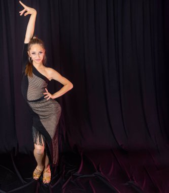 Latin bir kız dansçı evde antrenman yapıyor. Sosyal uzaklık