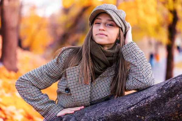 Young Beautiful Girl Long Hair Autumn Leaves Background — Stock Photo, Image