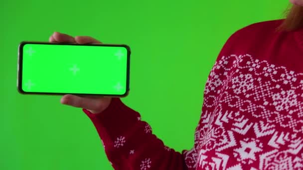Kobieta pokazuje telefon z zielonym ekranem. — Wideo stockowe