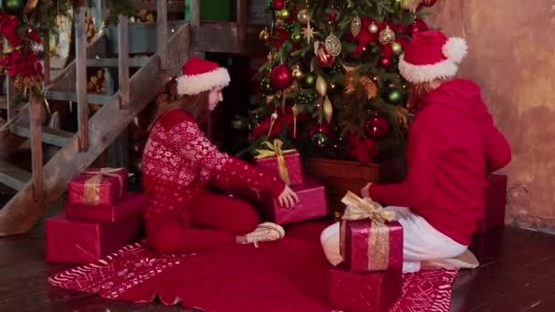 母亲和女儿把礼品盒放好，准备庆祝圣诞节. — 图库视频影像