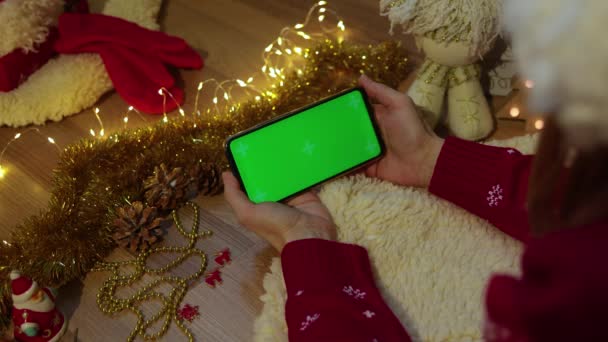 Pnone pantalla verde en las manos. Concepto de Navidad — Vídeos de Stock