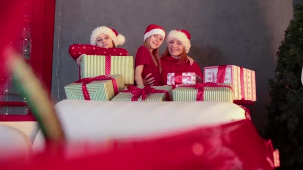 Happy family put Christmas gifts to the red car — 图库视频影像