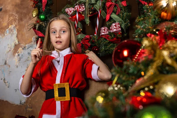 La fille aide Santa aide avec la livraison de cadeaux. — Photo