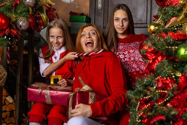 Portrait de famille s'amuser et profiter de Noël ensemble. — Photo