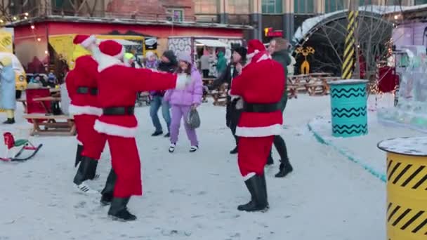 在街上跳舞的圣诞老人招待散步的人.白俄罗斯明斯克，2021年12月27日. — 图库视频影像