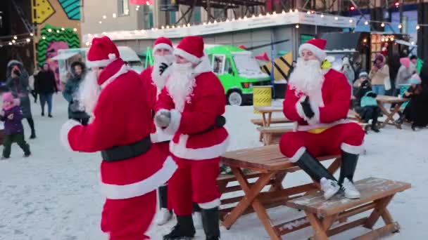 Groep van Santas in de stad in de winter. Minsk, Belarus, 27.12.2021. — Stockvideo