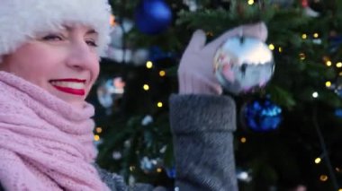 Kadın portresini kapat. Mutlu kadın gülümsüyor ve dışarıda rahatlıyor. Noel zamanı.