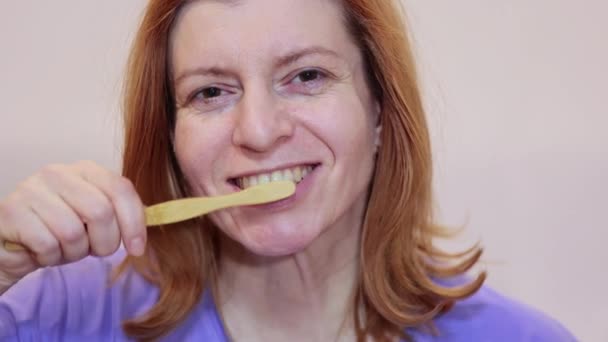 Close up middle age woman brushing teeth — Vídeo de Stock