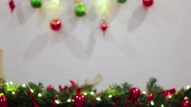 Hediye kutularını elden ele dolaştırın. Noel, Yeni Yıl konsepti.