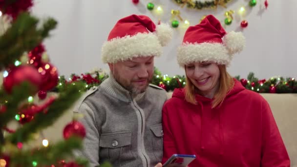 緑の画面で電話を持っている家族のカップル。クリスマスのコンセプト — ストック動画