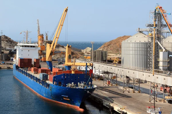 Navio de carga no porto. — Fotografia de Stock