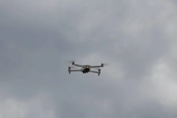 有云层背景的无人驾驶飞机 — 图库照片