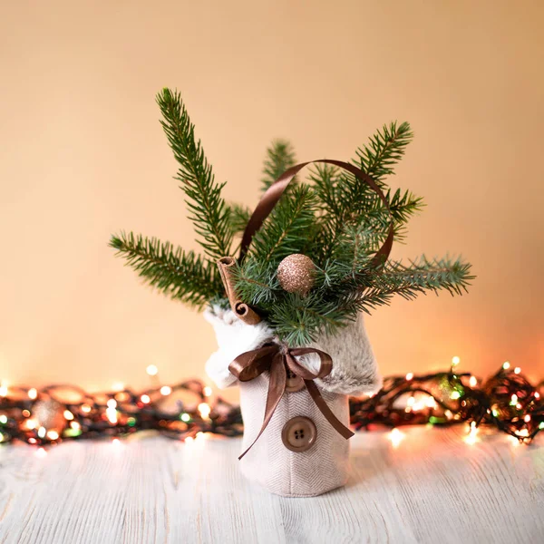 Weihnachtsschmuck Auf Goldenem Holzgrund Mit Lichtergirlanden Tannenbaum Zimtstangen Und Kugelkomposition — Stockfoto