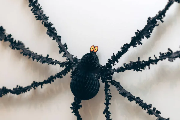 Decoración Papel Araña Negro Halloween Con Ojos Amarillos Pared Blanca — Foto de Stock