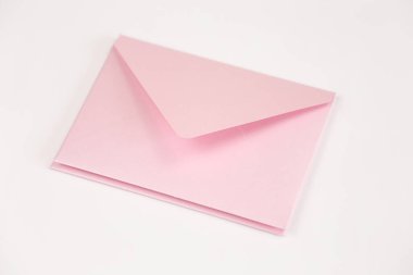 Beyaz izole edilmiş arka planda açık pembe bir zarf yığını. Davetiyeler, sertifikalar ya da nakit hediyeler için iki zarf. Model, şablon, kare zarf kapağı