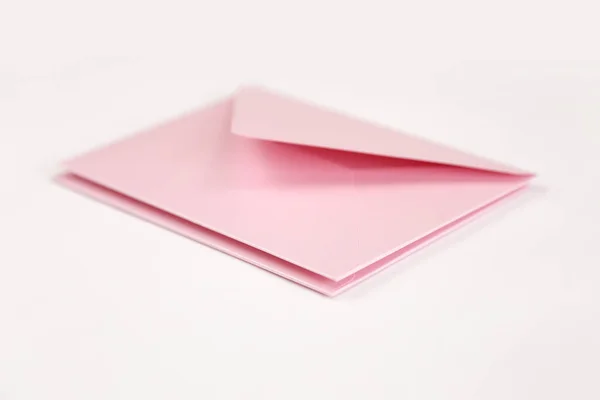 Pilha Envelope Aberto Rosa Claro Sobre Fundo Isolado Branco Dois — Fotografia de Stock