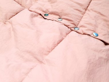 Aşağı ceket kumaş arka plan ve metal düğmeler veya perçin, pembe kabarık ceket dokusu. Üst görünüm