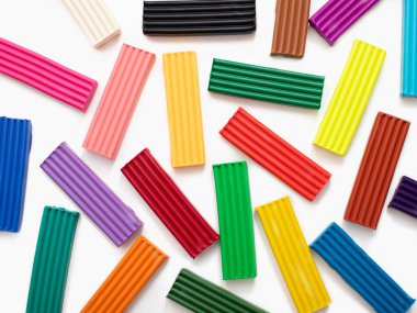 Renkli plastik modelleme kil kalıpları beyaz arka planda kırpma yolu ile izole edilmiş. Üst görünüm.