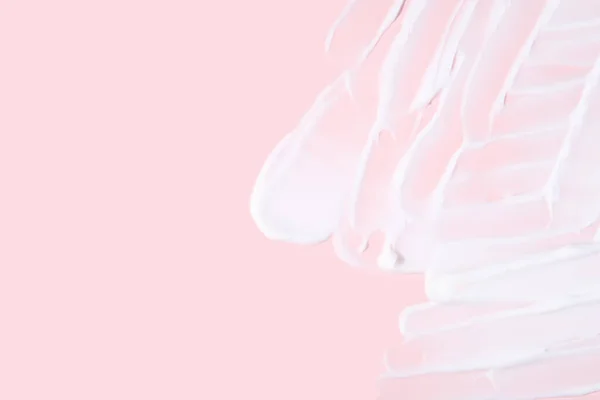 粉红背景保湿霜的质地 天然有机温泉化妆品的概念 顶部视图 复制空间 — 图库照片